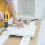 Jak sobie poradzić, gdy lodówka przestaje chłodzić, a pralka zaczyna przeciekać? Kompletny poradnik